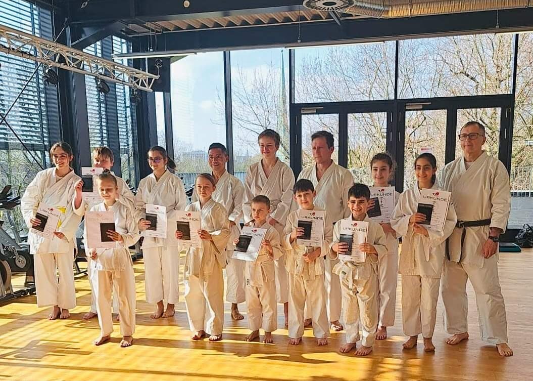 Karate-Prüfungen mit vielen glücklichen Gesichtern